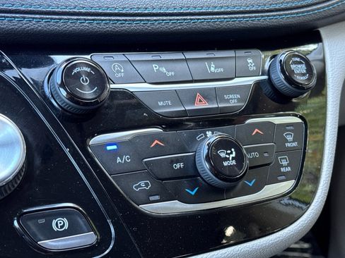 Used 2021 Chrysler Pacifica Touring image 20