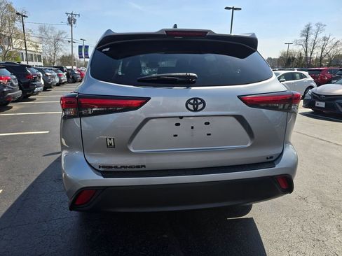Used 2022 Toyota Highlander LE FWD image 6
