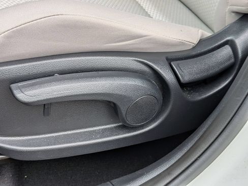 Used 2025 Kia Soul LX w/ LX Technology Package FWD image 16