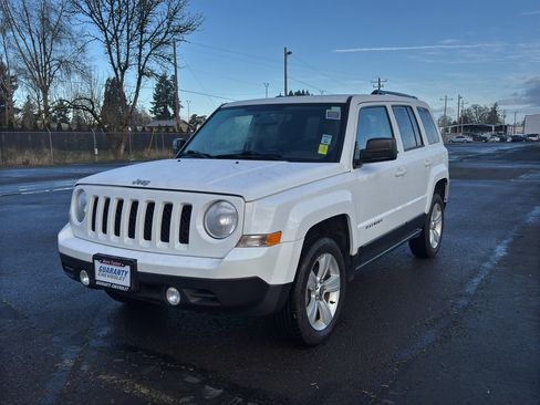 Used 2014 Jeep Patriot Latitude w/ Sun/Sound Group image 4