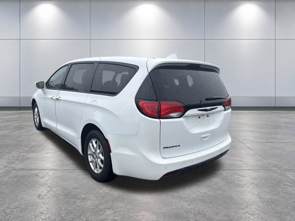 Used 2020 Chrysler Pacifica Touring FWD image 7