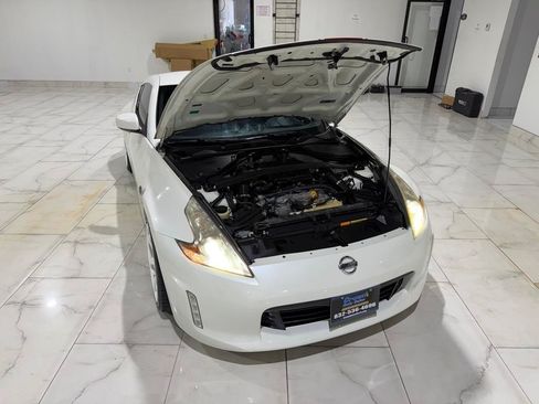 Used 2017 Nissan 370Z Coupe RWD image 4