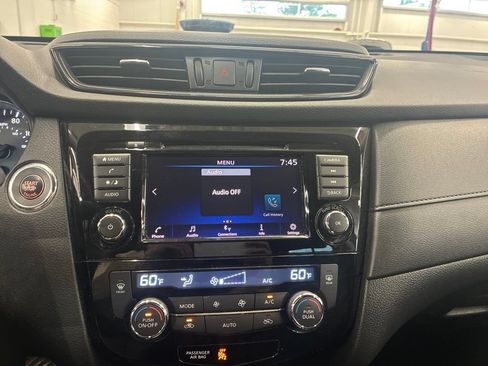 Used 2018 Nissan Rogue SV AWD/4WD image 27