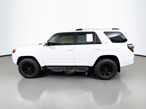Used 2020 Toyota 4Runner SR5 AWD/4WD image 9