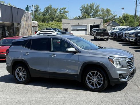 Used 2024 GMC Terrain SLT AWD/4WD image 3