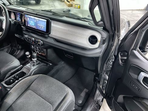 Used 2025 Jeep Wrangler Unlimited Sahara AWD/4WD image 26