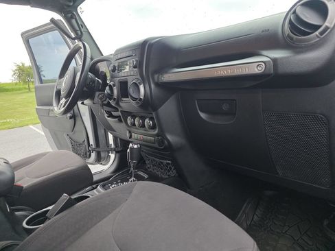Used 2017 Jeep Wrangler Unlimited Sport w/ Connectivity Group AWD/4WD image 15