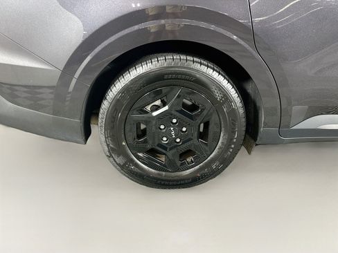 Used 2025 Kia Carnival FWD image 11