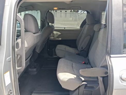 Used 2021 Toyota Sienna LE FWD image 5