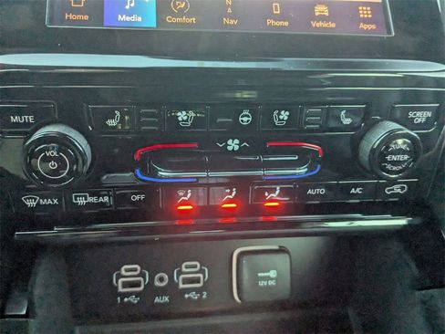 Used 2022 Jeep Grand Cherokee Overland w/ Luxury Tech Group IV image 24