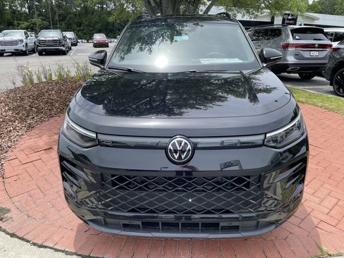 New 2026 Volkswagen Tiguan SE R-Line FWD image 2