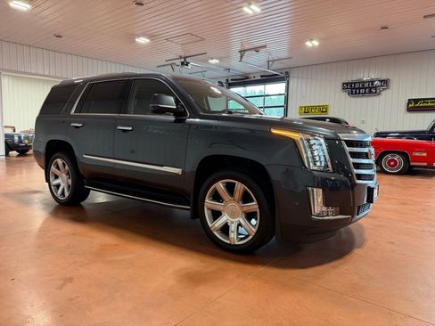 Used 2020 Cadillac Escalade Luxury AWD/4WD image 9