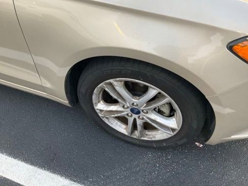 Used 2018 Ford Fusion SE FWD image 2