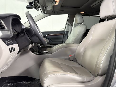 Used 2015 Toyota Highlander Limited w/ Driver Technology Package FWD image 12