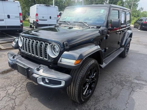 Used 2025 Jeep Wrangler Unlimited Sahara AWD/4WD image 8
