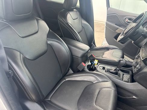 Used 2019 Jeep Cherokee Latitude Plus FWD image 32