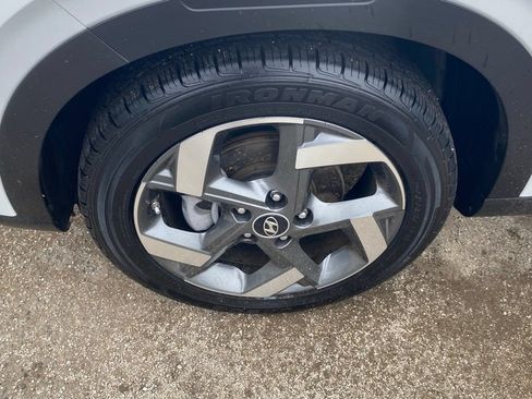 Used 2025 Hyundai Venue SEL FWD image 18