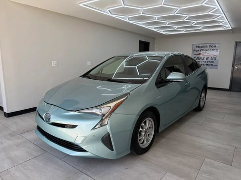 Used 2017 Toyota Prius Two w/ Prius Two Safety Plus Package FWD image 3