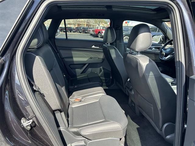 Used 2022 Volkswagen Atlas Cross Sport SEL R-Line AWD/4WD image 15
