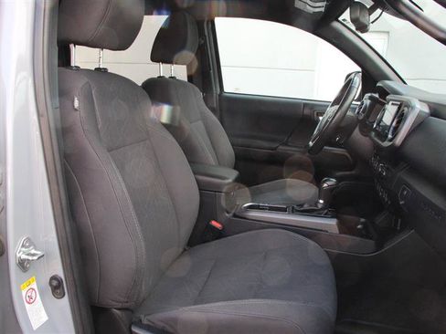 Used 2018 Toyota Tacoma TRD Sport w/ Technology Package AWD/4WD image 18