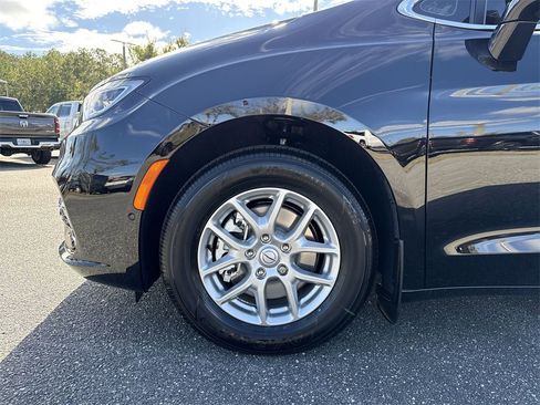 New 2026 Chrysler Pacifica Select image 10
