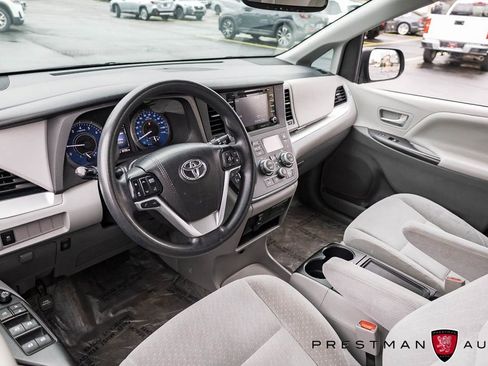 Used 2018 Toyota Sienna LE image 18