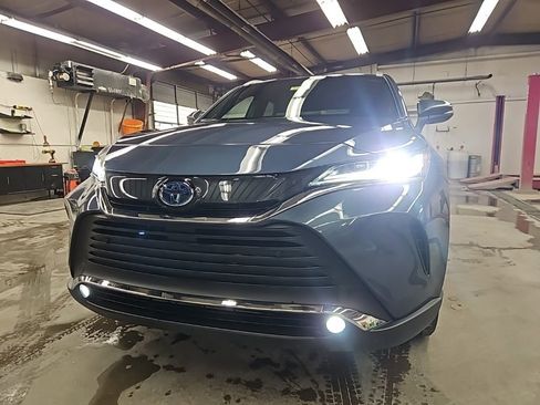 Used 2024 Toyota Venza XLE image 39