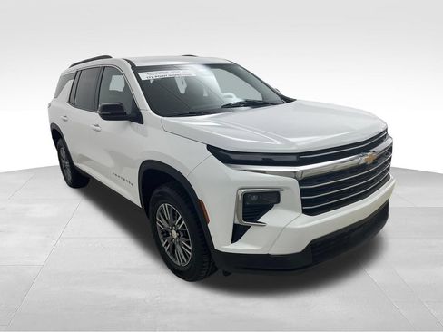 Used 2025 Chevrolet Traverse LT FWD image 7