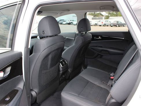 Used 2020 Kia Sorento LX FWD image 10