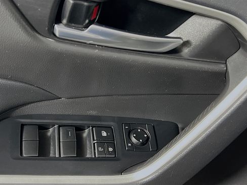 Used 2021 Toyota RAV4 XLE w/ Convenience Package FWD image 17