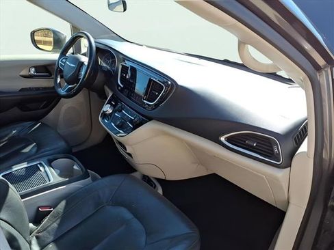 Used 2020 Chrysler Pacifica Touring-L Plus image 20