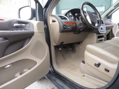 Used 2015 Chrysler Town & Country Touring w/ Driver Convenience Group image 12