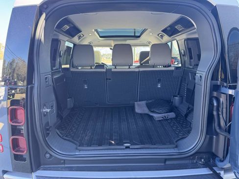 Used 2023 Land Rover Defender 110 SE image 9