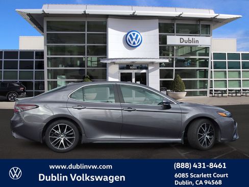 Used 2023 Toyota Camry SE image 3