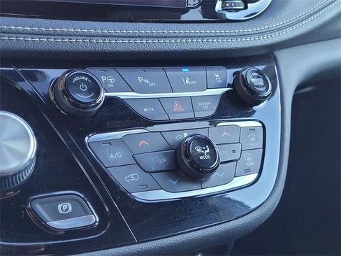 Certified 2020 Chrysler Pacifica Limited w/ Advanced Safetytec Group image 11