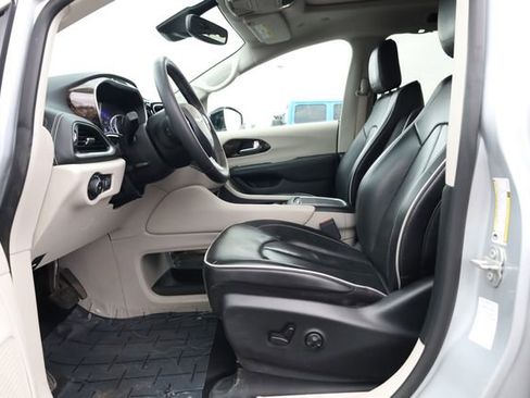 Used 2024 Chrysler Pacifica Limited image 11