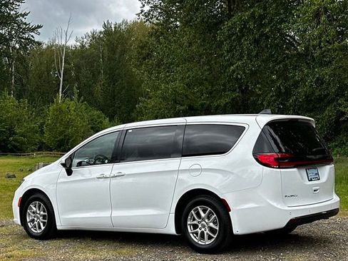 Used 2023 Chrysler Pacifica Touring-L FWD image 7
