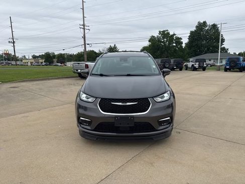Used 2022 Chrysler Pacifica Touring-L FWD image 2
