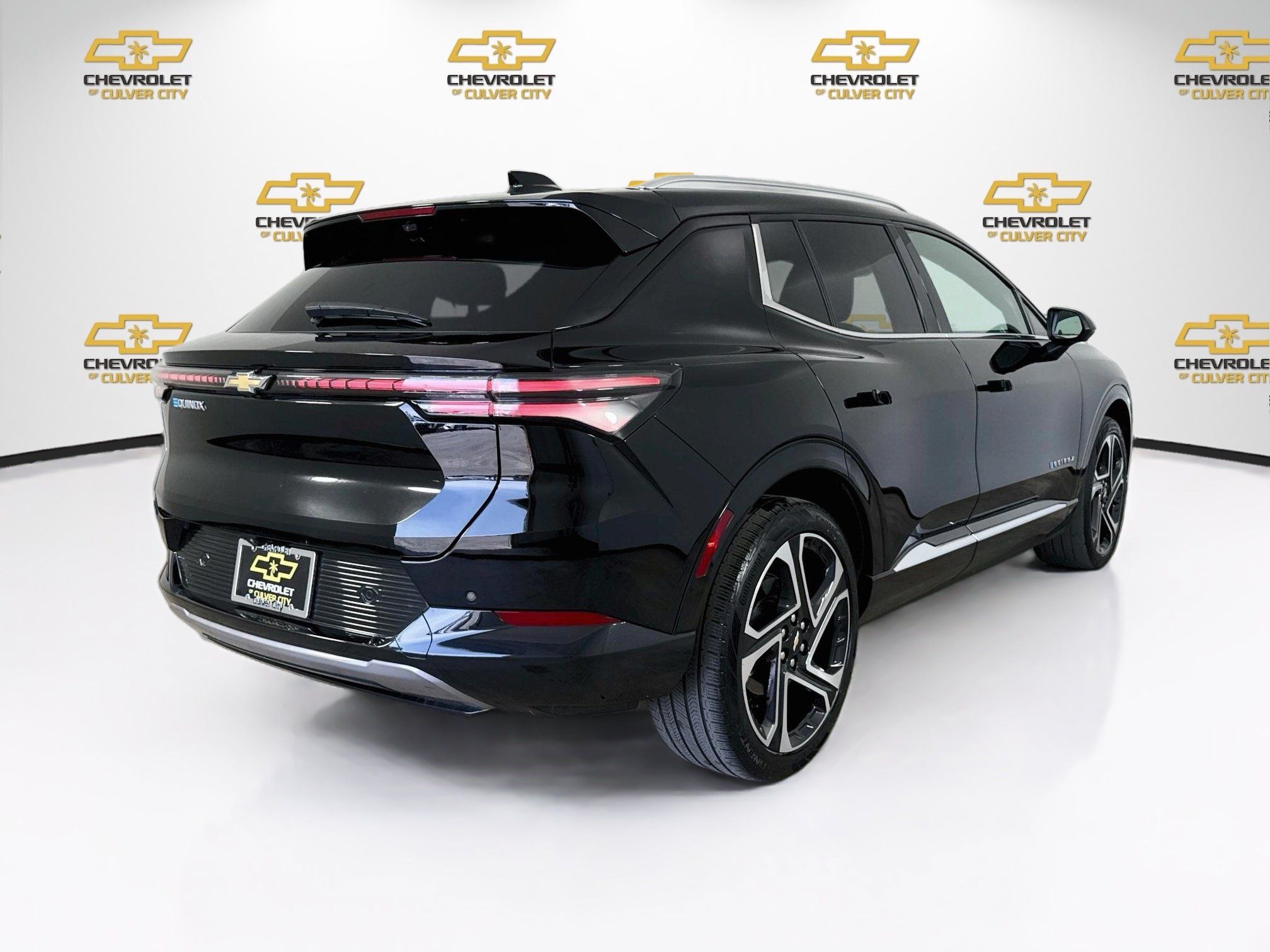 Used 2025 Chevrolet Equinox EV LT w/ Convenience Package II FWD image 8