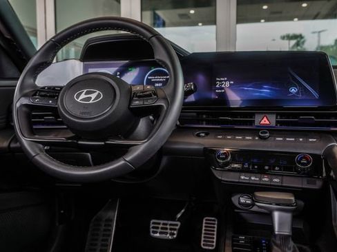 Certified 2025 Hyundai Elantra SEL FWD image 18