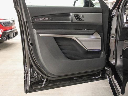 Used 2026 Cadillac Vistiq Platinum image 22