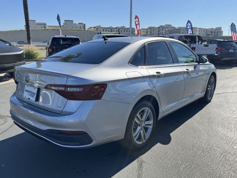 Used 2022 Volkswagen Jetta SE w/ Panoramic Sunroof Package FWD image 10