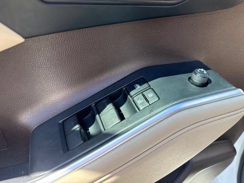 Used 2021 Toyota Highlander XLE AWD/4WD image 25