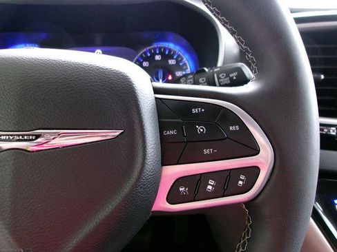 Used 2024 Chrysler Pacifica Touring-L FWD image 10
