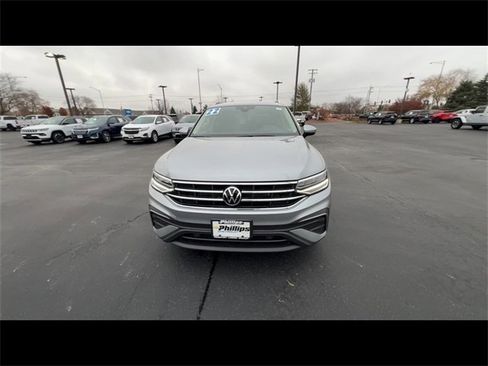Used 2022 Volkswagen Tiguan SE image 3