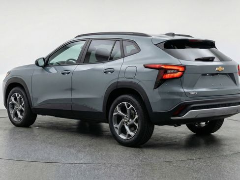 Used 2025 Chevrolet Trax LT w/ LT Convenience Package image 6