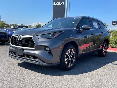 Used 2021 Toyota Highlander XLE FWD image 3