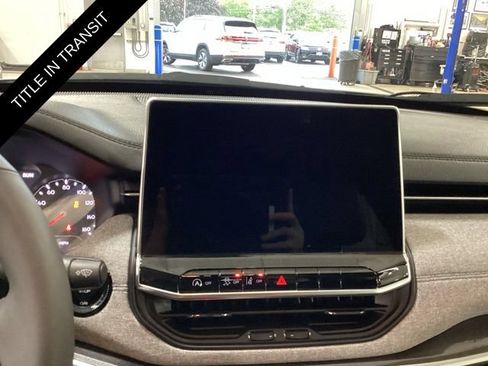 Used 2023 Jeep Compass Latitude w/ Convenience Group AWD/4WD image 9