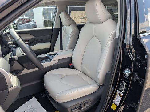 New 2026 Toyota Grand Highlander XLE image 12