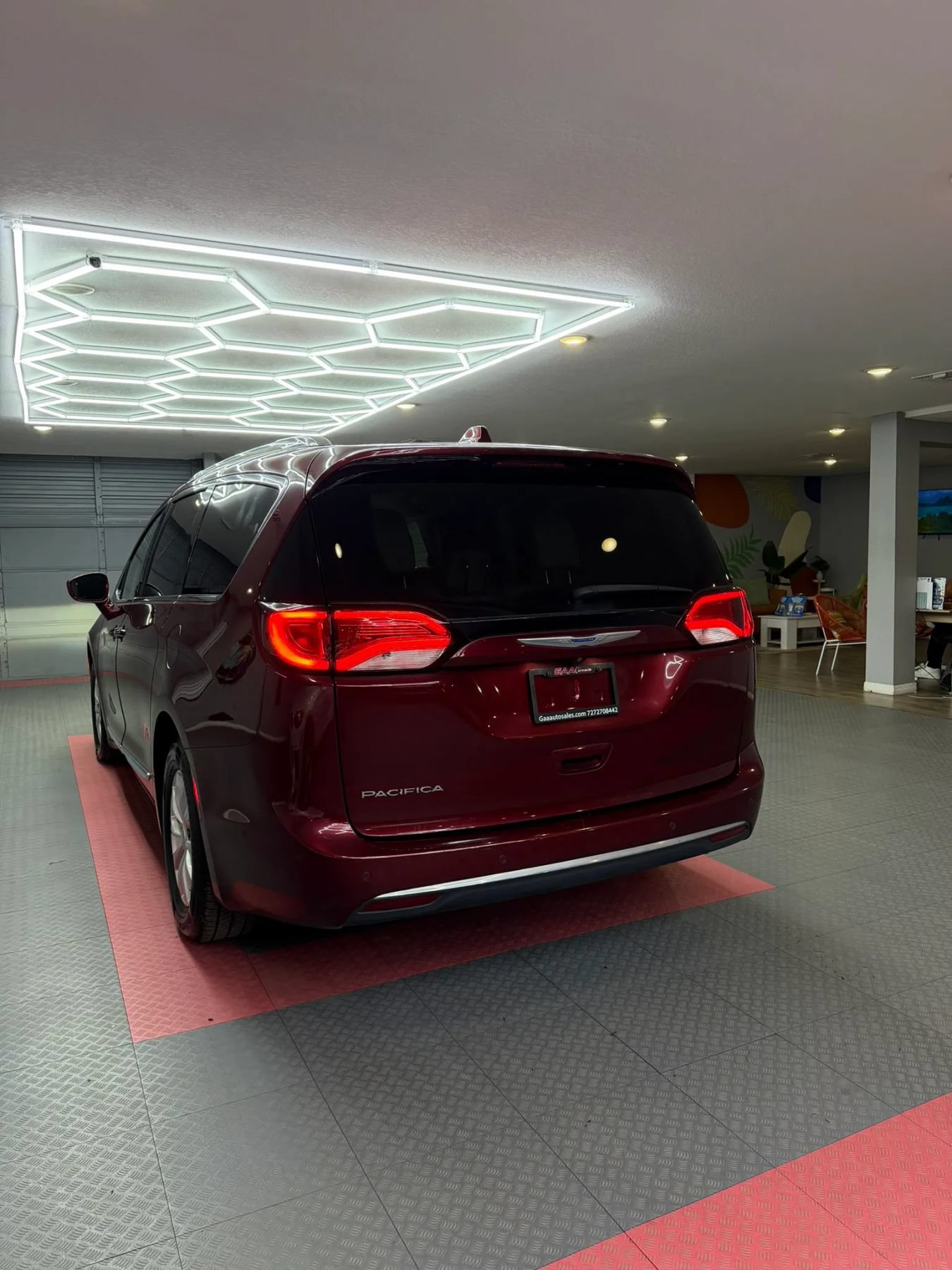 Used 2018 Chrysler Pacifica Touring-L Plus w/ Advanced Safetytec Group FWD image 4